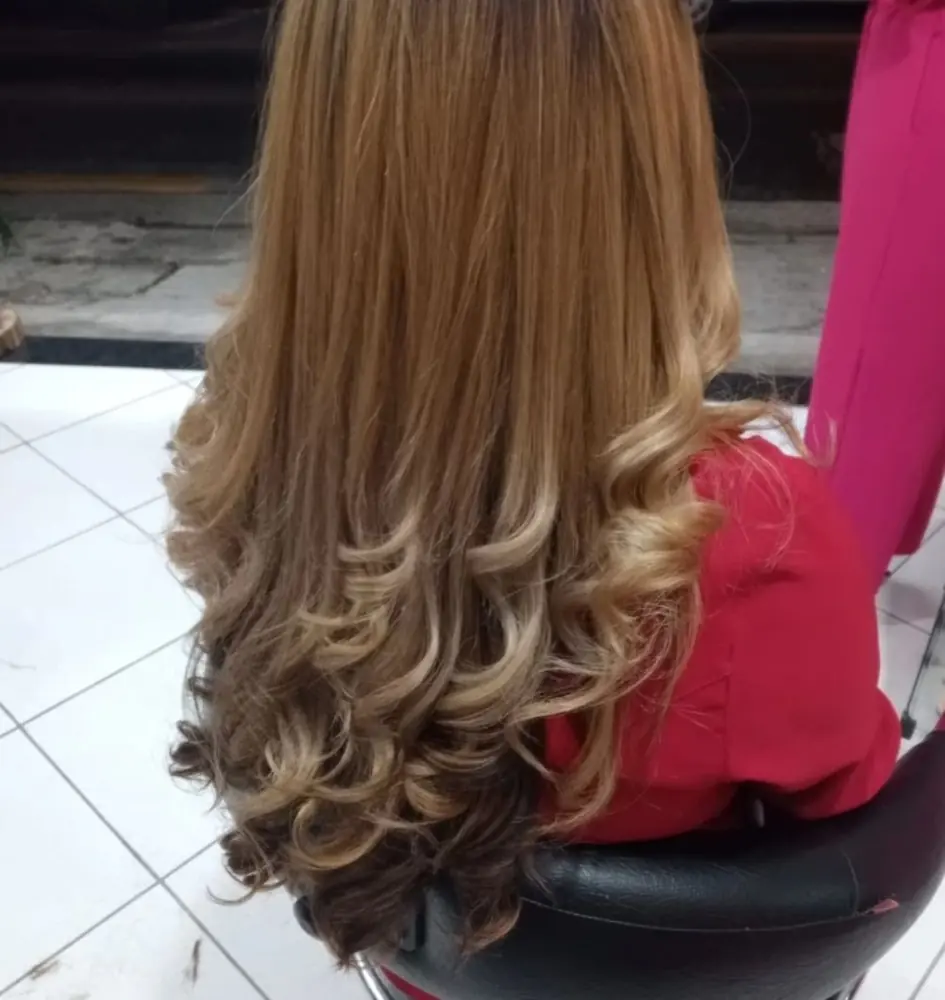 Cabelo com escova e cachos feito no salão