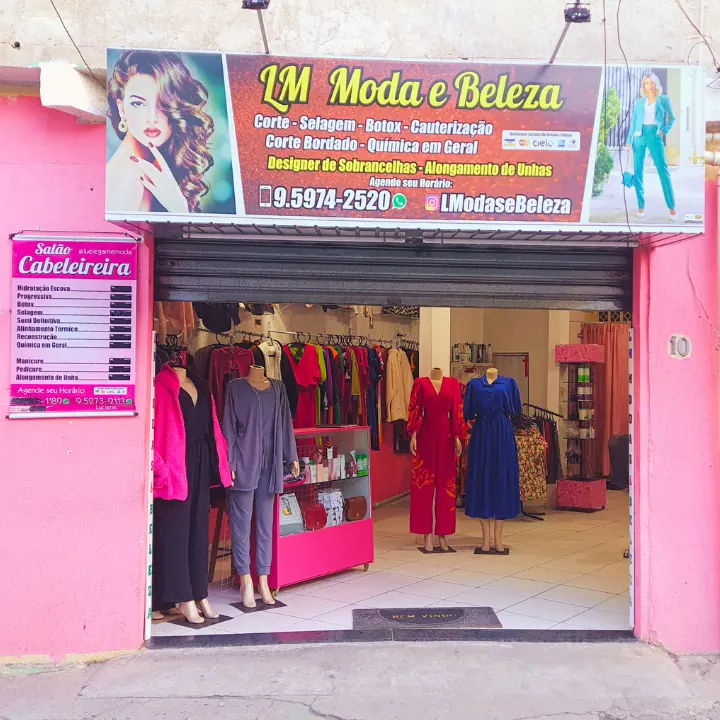 Fachada rosa da loja na Rua João XXIII, com araras e manequins