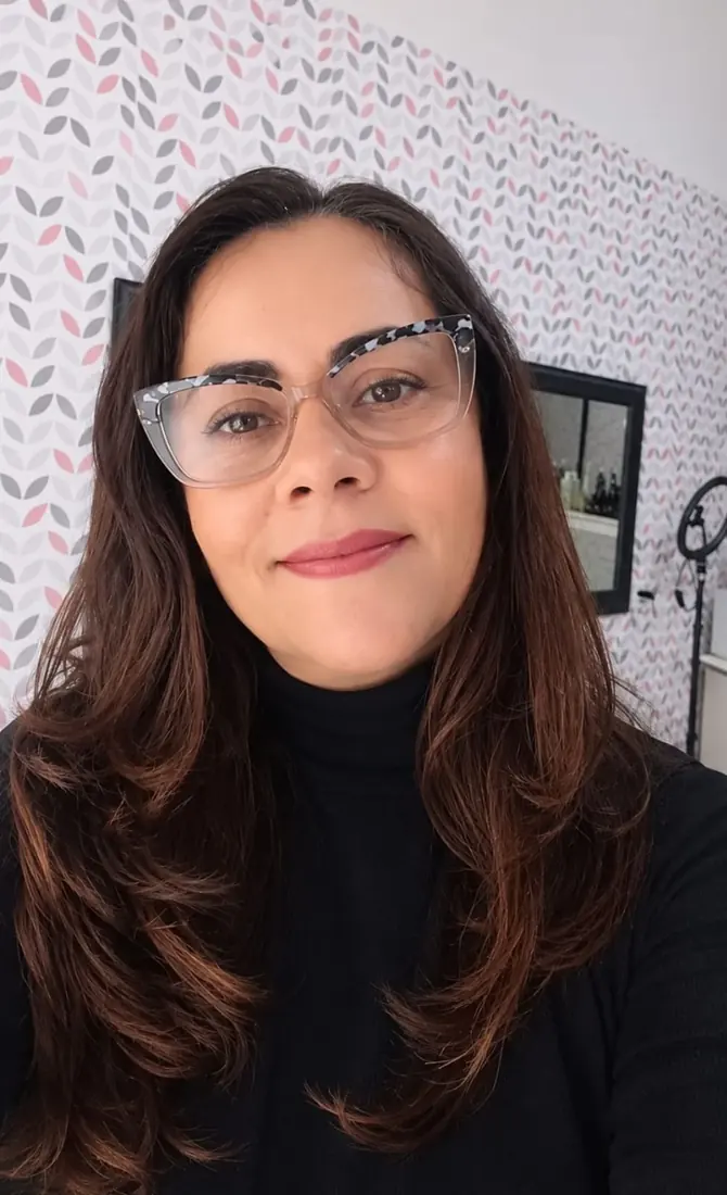 Luciene Eunice, dona da Lú Elegante, de óculos e blusa preta