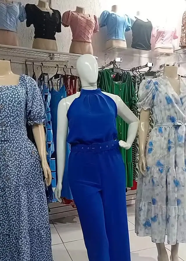 Manequins com macacão azul e vestidos floridos